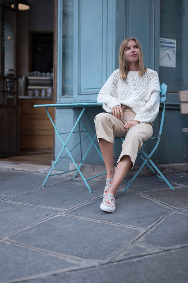 ¿Cómo combinar unas sneakers beige de mujer?