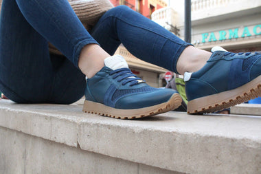 Descubre cómo combinar sneakers azules