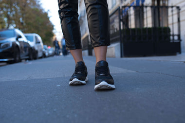 4 formas de combinar tus sneakers negras de mujer