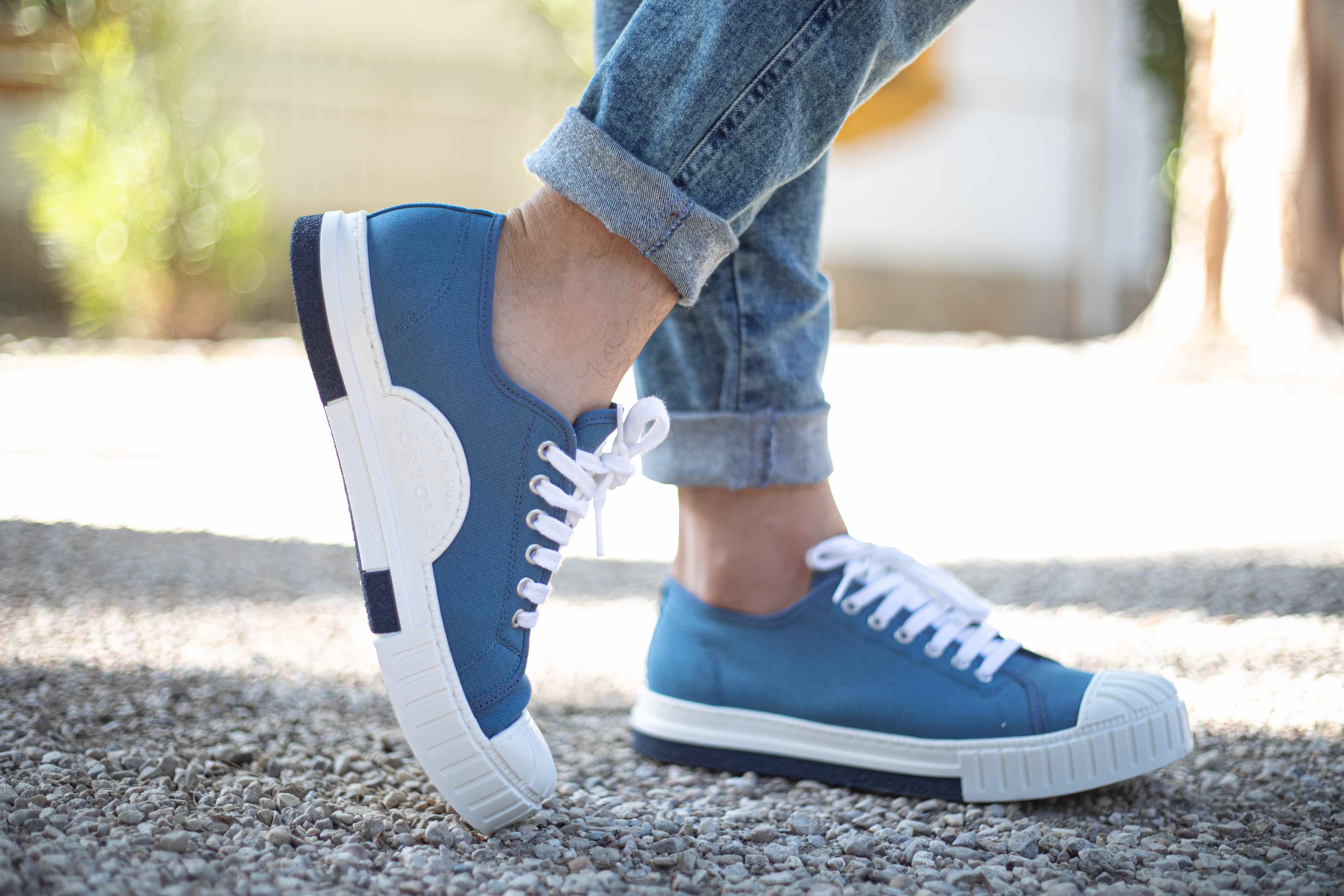 Tres zapatillas azules que combinan con todo - Tortola