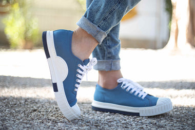 Tres zapatillas azules que combinan con todo