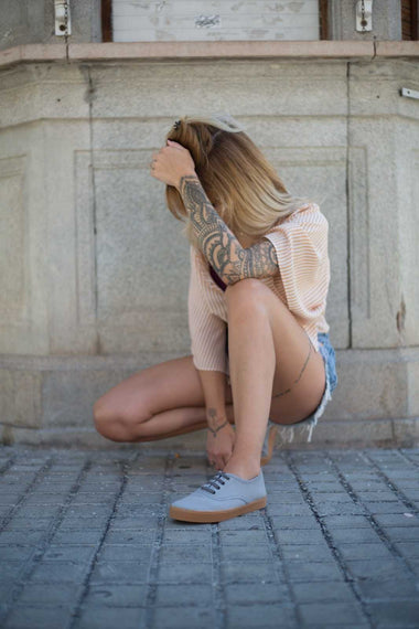 Di sí a las zapatillas de lona grises este verano