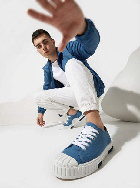Cómo Combinar Zapatillas Azules de Hombre: Guía de Estilo