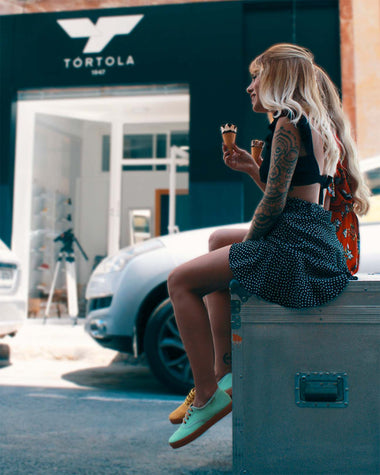 3 outfits de mujer para combinar tus zapatillas de verano